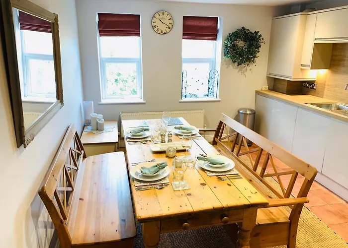 Spacious 2 Bed Apartment With Off Street Parking