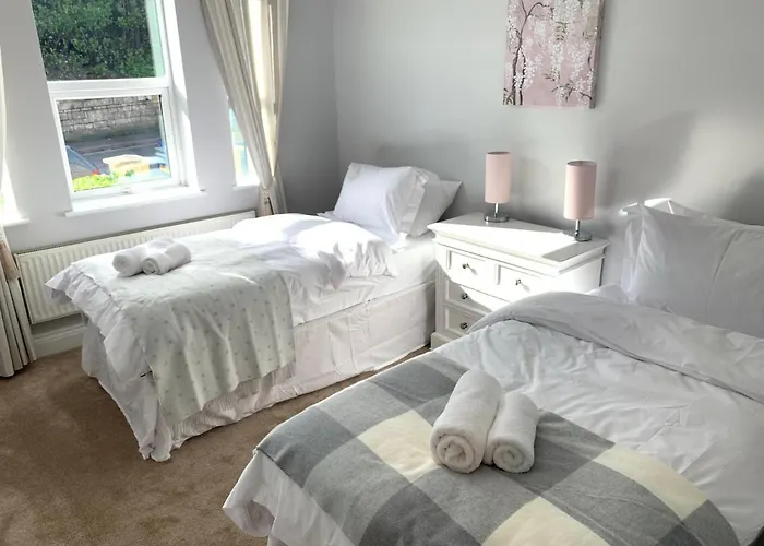 Spacious 2 Bed Apartment With Off Street Parking