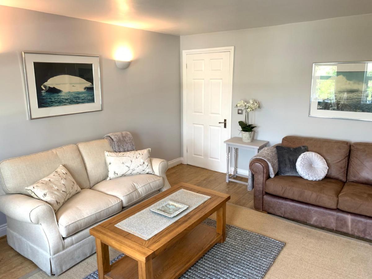 Spacious 2 Bed With Off Street Parking Appartement *