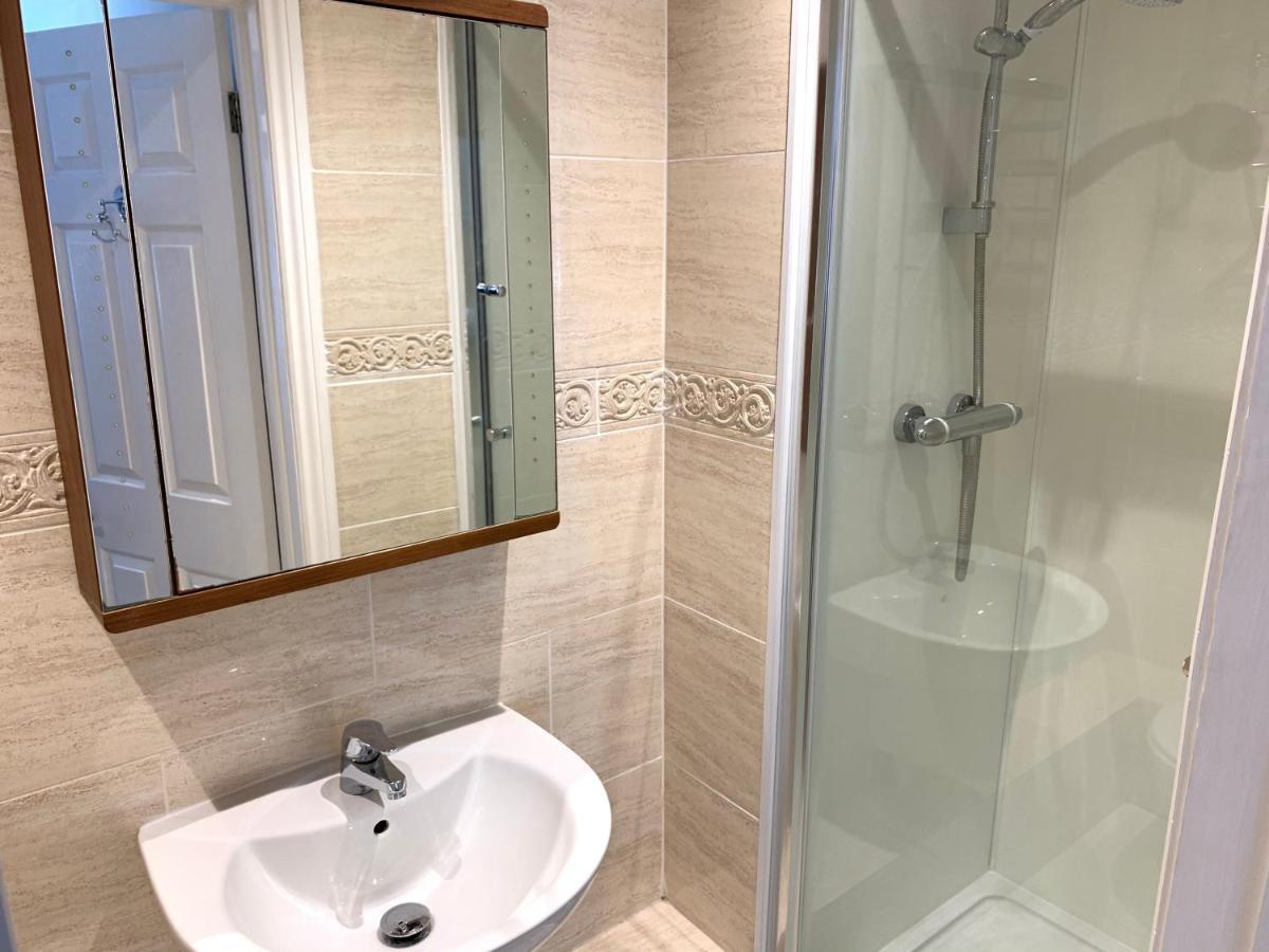 Spacious 2 Bed With Off Street Parking Appartement *